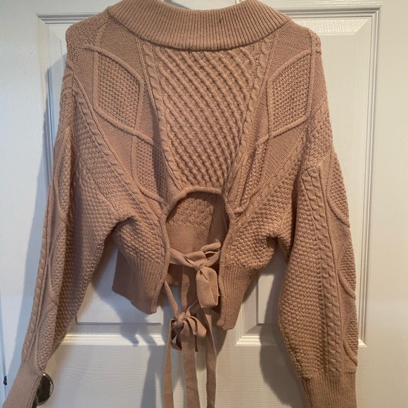Cropped open back cable knit sweater - Picture 4 of 10